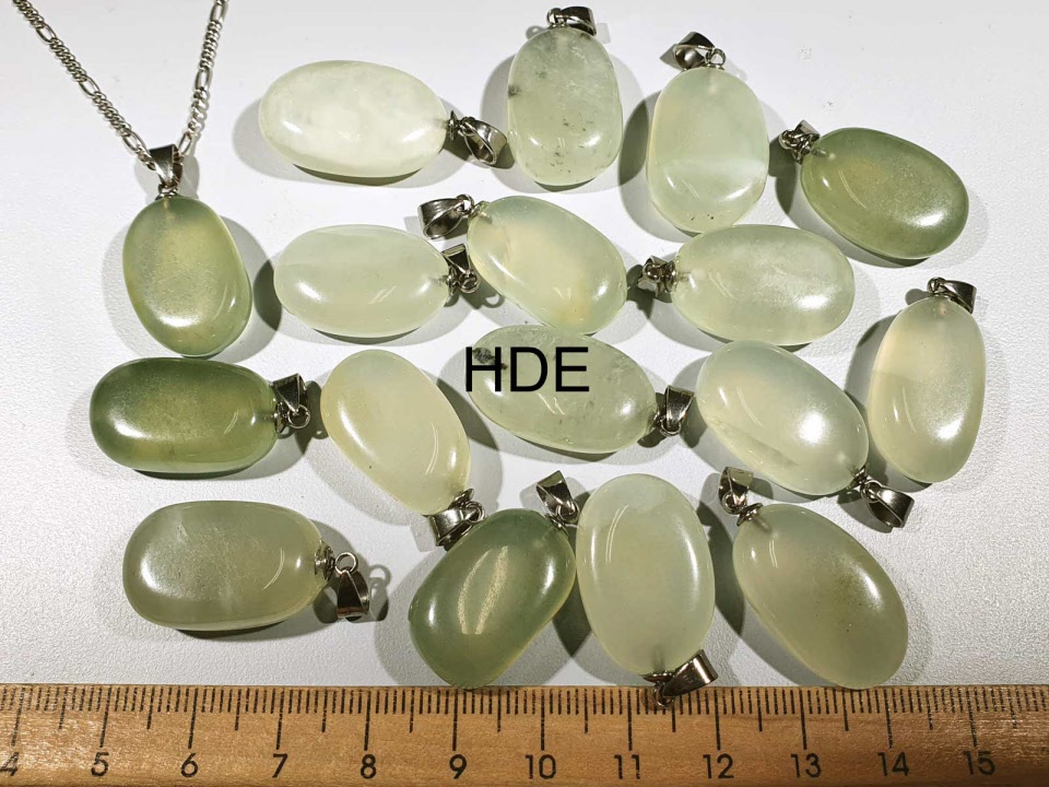 Budawi Serpentin Trommelstein Anhänger – China Jade, Ca. 25x20 Mm, Mit Lederband